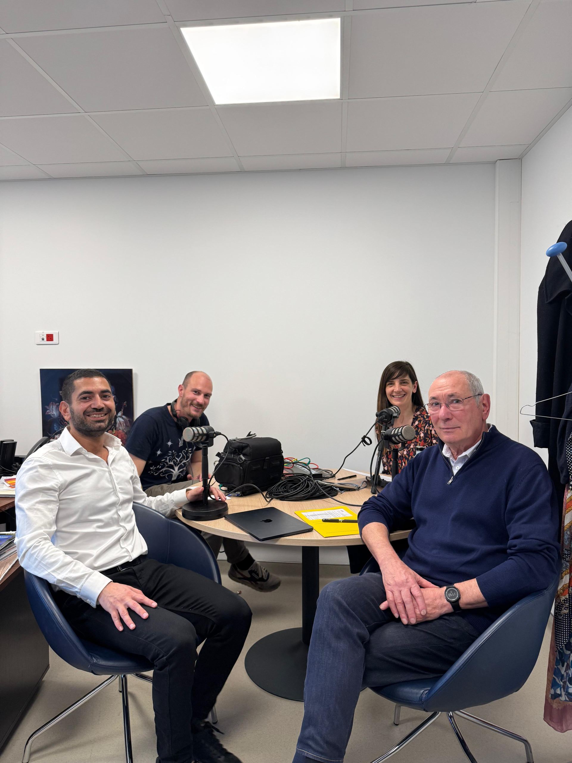 Dr Mayer Srour en studio lors de l'enregistrement du podcast Panorama
