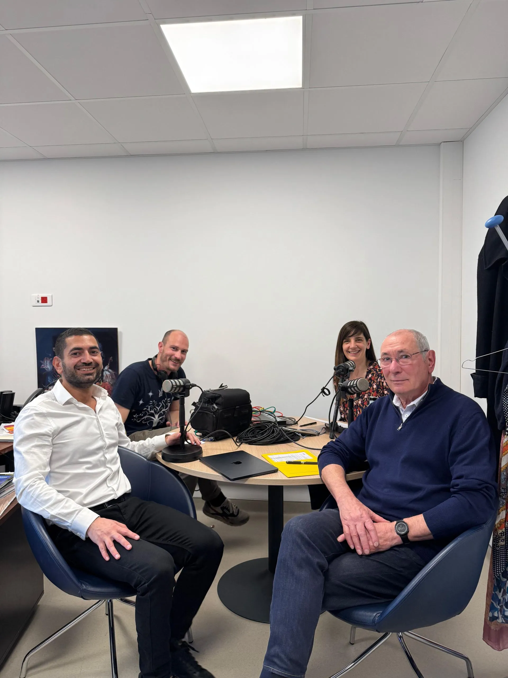 Dr Mayer Srour lors de l'enregistrement du podcast Panorama (Roche) sur la relation médecin-patient