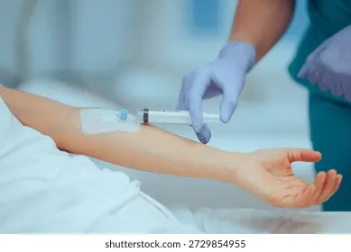 Pose d'une voie veineuse au bras pour l'injection du colorant