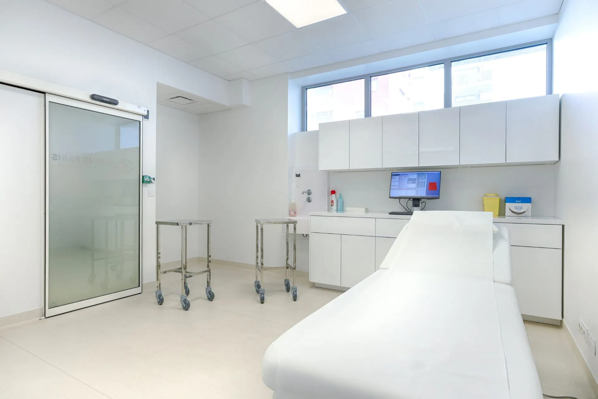 Salle dédiée du cabinet Grand Paris Ophtalmologie pour les petits gestes, dont l'incision des chalazions