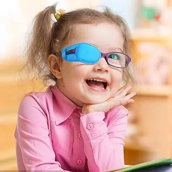 Jeune enfant portant un cache orthoptique sur ses lunettes pour traiter une amblyopie