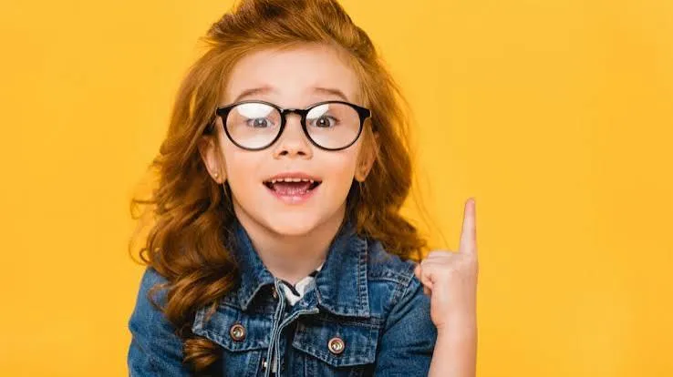 Jeune enfant souriant portant des lunettes correctrices
