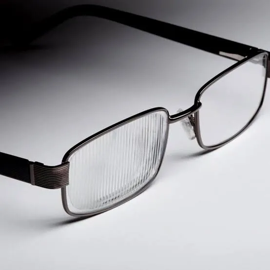 Lunette équipée d'un prisme de Fresnel (fines stries verticales) pour corriger une vision double