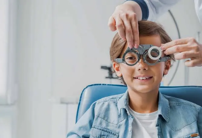 Dépistage visuel de l'enfant : réfraction sur lunettes d'essai