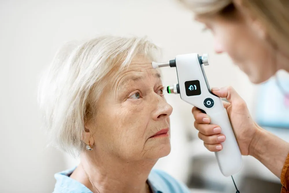 Mesure de la tension oculaire au tonomètre chez une patiente