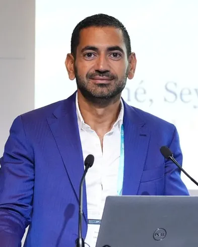 Dr Mayer Srour au congrès MaculArt France 2026, à la tribune